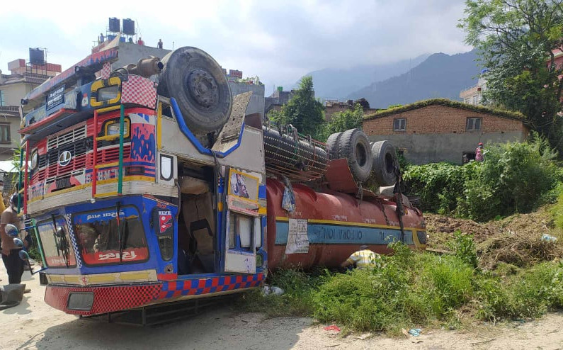 डिजेल बोकेको ट्याङ्कर थानकोटमा पल्टियो