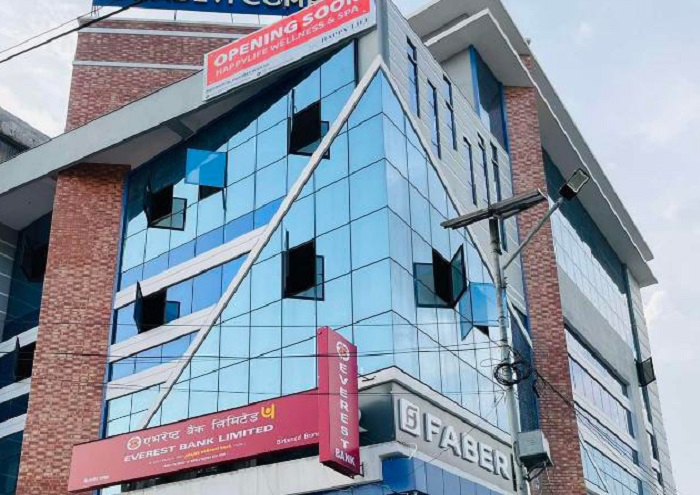 एभरेष्ट बैंकद्धारा बिर्तामोड शाखाको नयाँ स्थानान्तरित कार्यालयबाट सेवा सुचारु