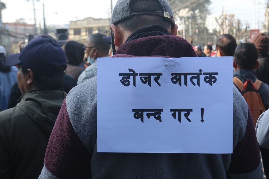 डोजर आतंक चलाएको भन्दै काठमाडौं महानगरविरुद्ध प्रदर्शन (फोटो फिचर)