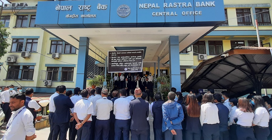 गभर्नरको निलम्बन विरोधमा राष्ट्र बैंकमा कालो ब्यानर