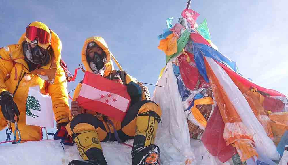 नेपाली कांग्रेसको झण्डा र चुनाव चिन्ह सगरमाथाको शिखरमा
