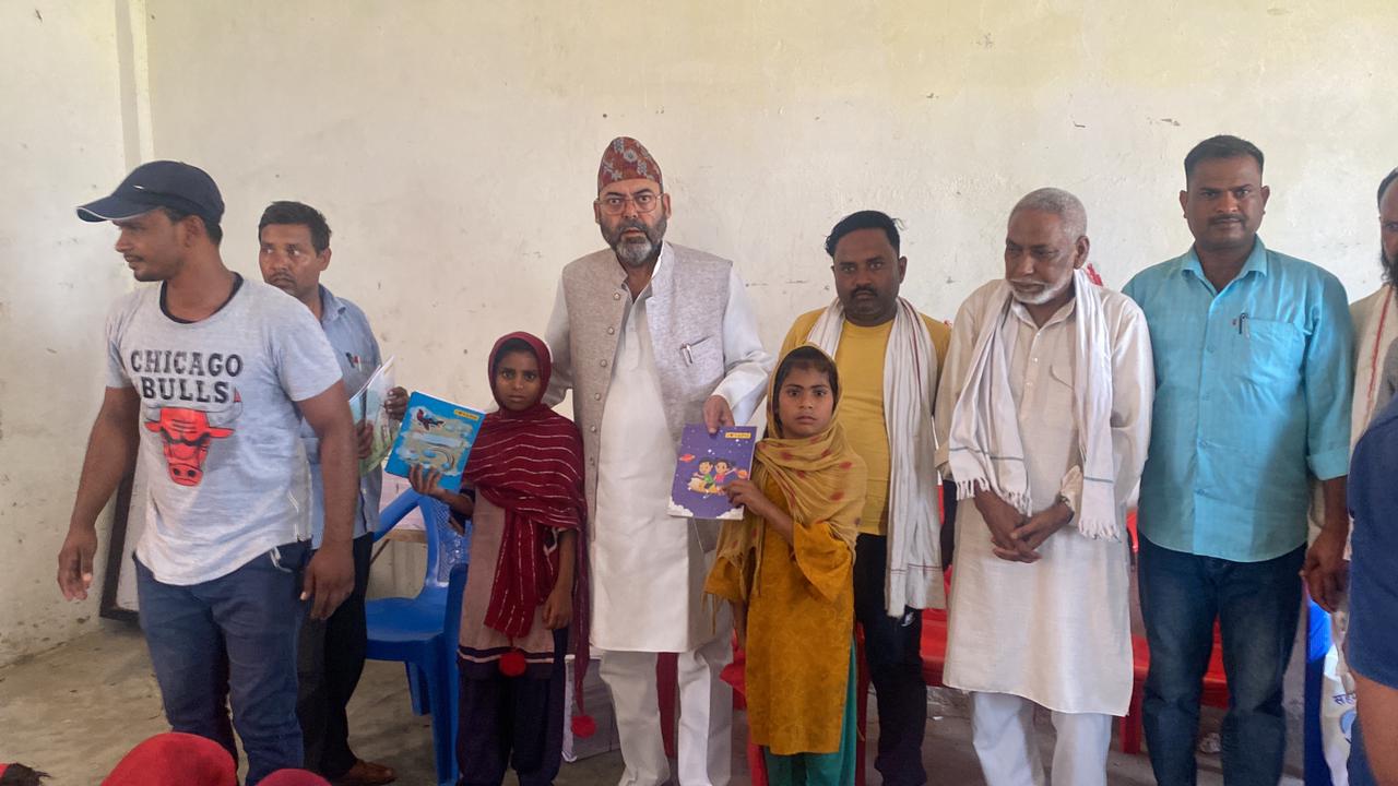 विद्यार्थीलाई एक वर्ष पुग्ने शैक्षिक सामाग्री वितरण