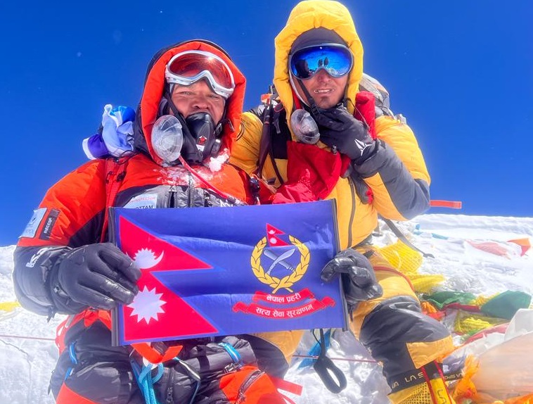 नेपाल प्रहरीका कर्मचारीद्वारा सगरमाथाको सफल आरोहण