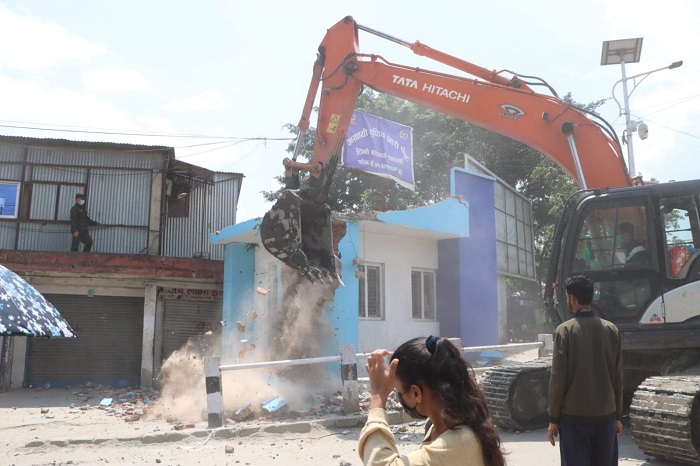 महानगरले भत्कायो पुरानो बसपार्कमा रहेको प्रहरी बिट