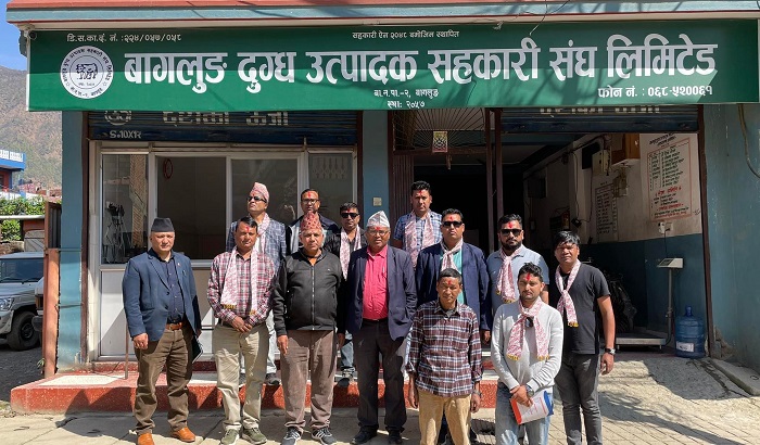राष्ट्र बैंकको टोलीद्वारा दुग्ध सहकारी संघ र पशु फार्मको अवलोकन