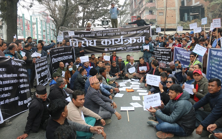 बैंक आतंकविरुद्ध व्यवसायी उत्रिए सडकमा (फोटो फिचर)