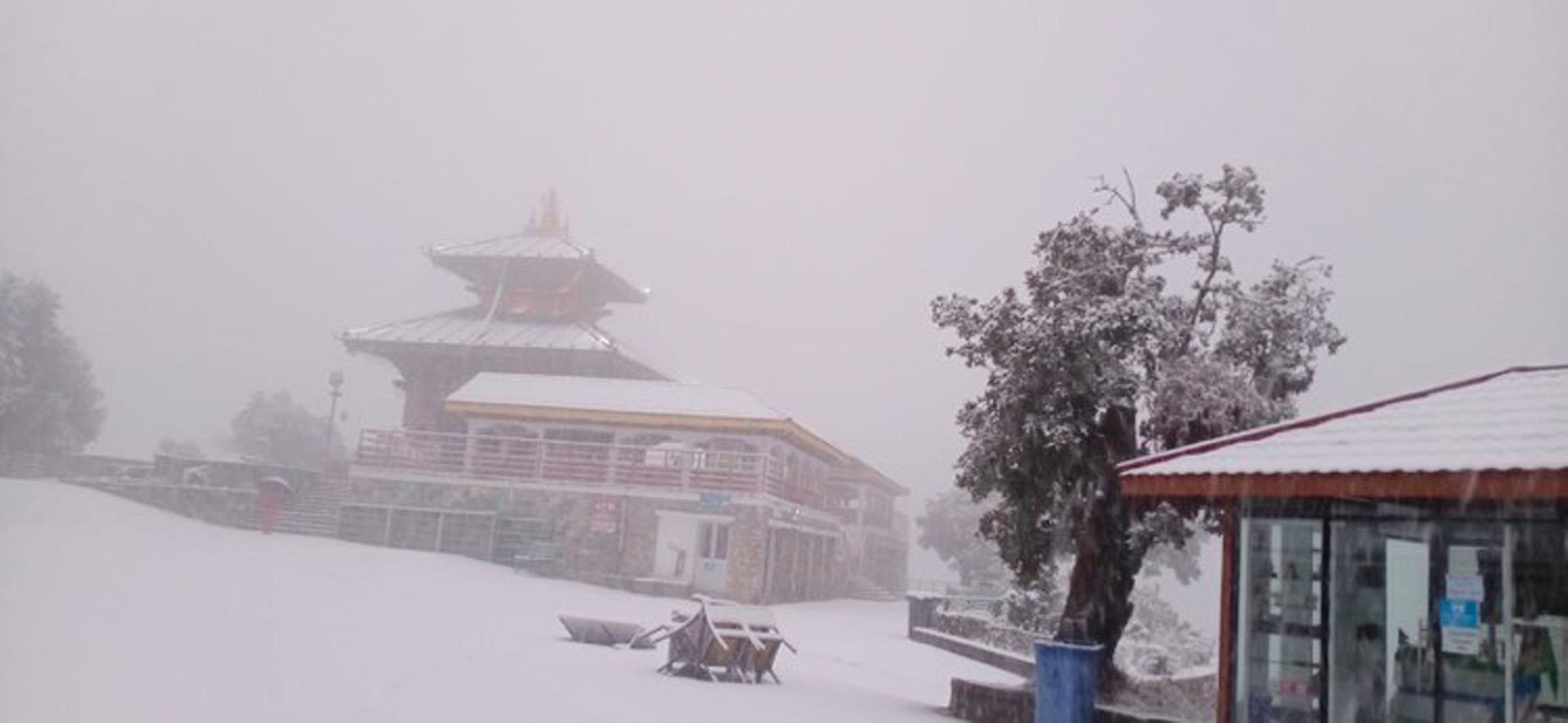 चन्द्रागिरि डाँडामा हिमपात