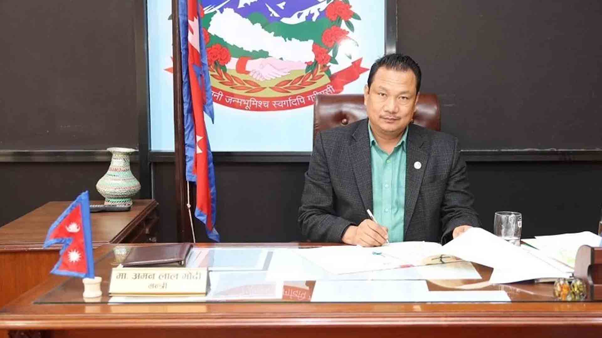 मन्त्रीले सचिवको हाजिरमा रातो घेरा लगाएपछि कर्मचारीमा तरंग