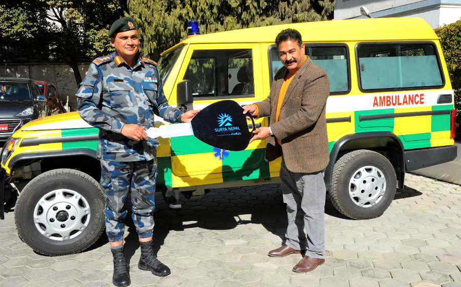 सूर्य नेपालद्वारा पृथ्वी हाइवे ट्रमा अस्पताललाई एम्बुलेन्स हस्तान्तरण