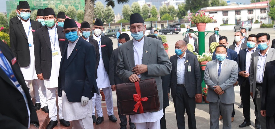बजेट ब्रिफ्केश बोकेर अर्थमन्त्री संसद भवन पुगे