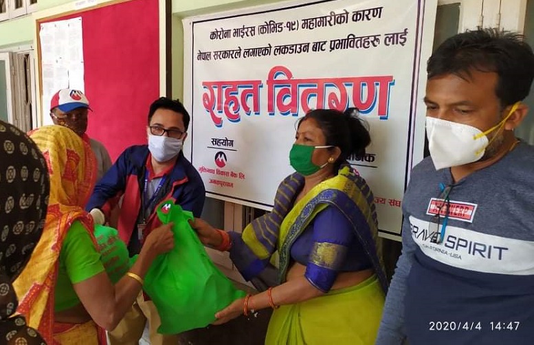मुक्तिनाथ विकास बैंकद्धारा लकडाउनमा राहत वितरण