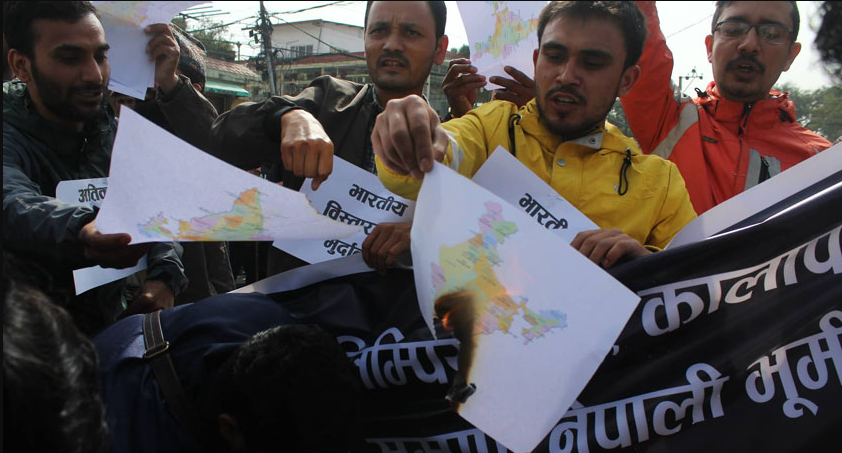 भारतीय दुताबास अगाडि भारतकाे नक्सा जलाइयाे