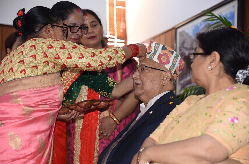 दलका नेताको भाइटीका, कसले को कोसँग लगाए