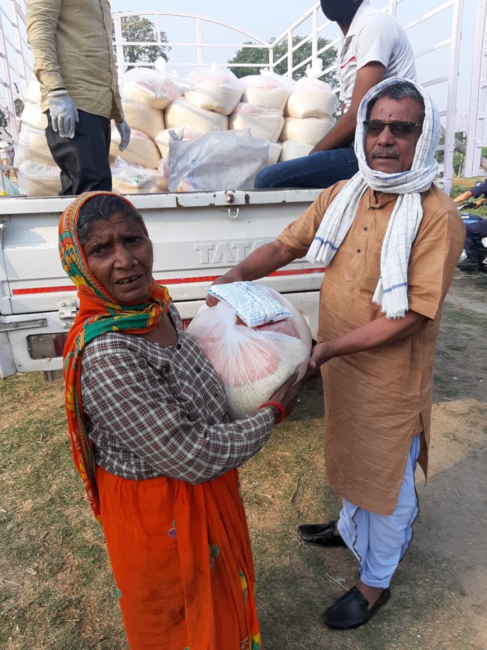 वडा अध्यक्षद्वारा ३०८ परिवारलाई राहत बितरण