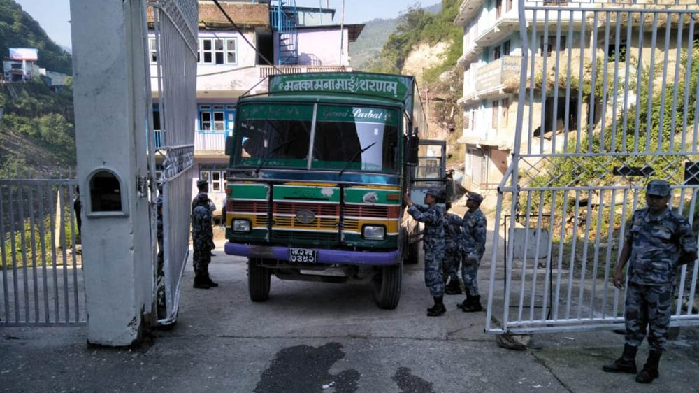 तातोपानीबाट आयात शुरु, चिनियाँ सामग्री नेपाल भित्रिन थाल्यो