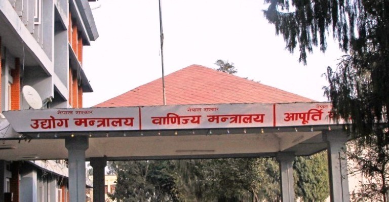मन्त्री र कर्मचारीबीच मन्त्रालयमै कुटाकुटको स्थिति