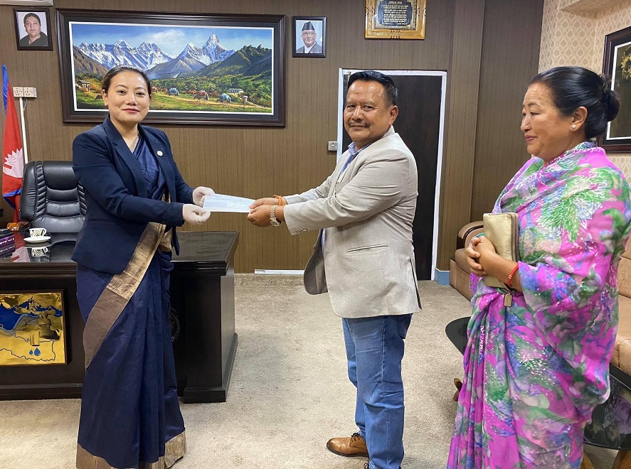 भाटभटेनीद्वारा सुदूर पश्चिम प्रदेश सरकारलाई २५ लाख सहयोग