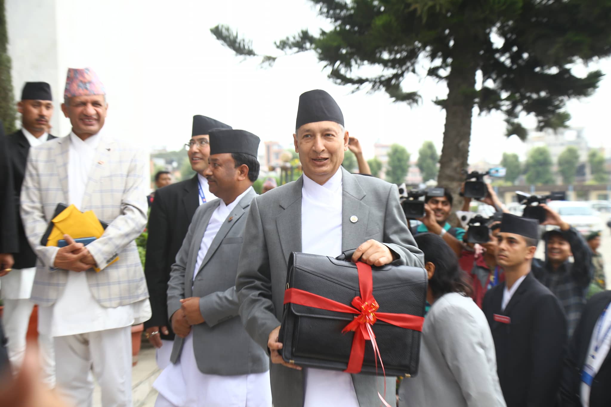 कर्मचारीको तलब बढ्योः कार्यालय सहयोगीको २८ हजार ५६४ र मुख्यसचिबको तलब ६६ हजार ३१० पुग्यो
