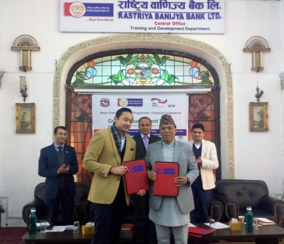 उर्जा बचत कार्य गरे वापत रा.वा.बैंकद्धारा विभिन्न कम्पनीलाई अनुदान रकम हस्तान्तरण