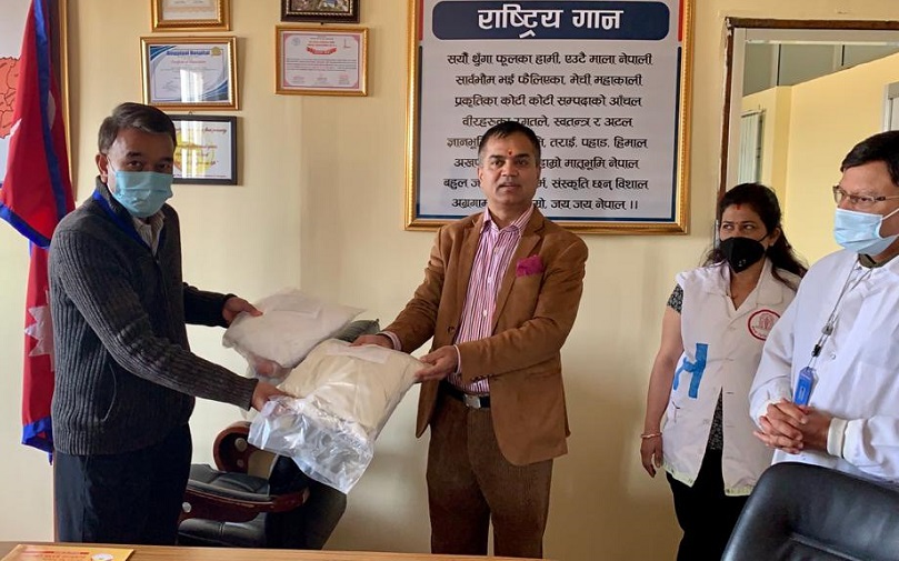 सनराइज बैंकद्धारा पाटन अस्पताललाई पीपीई उपकरण हस्तान्तरण