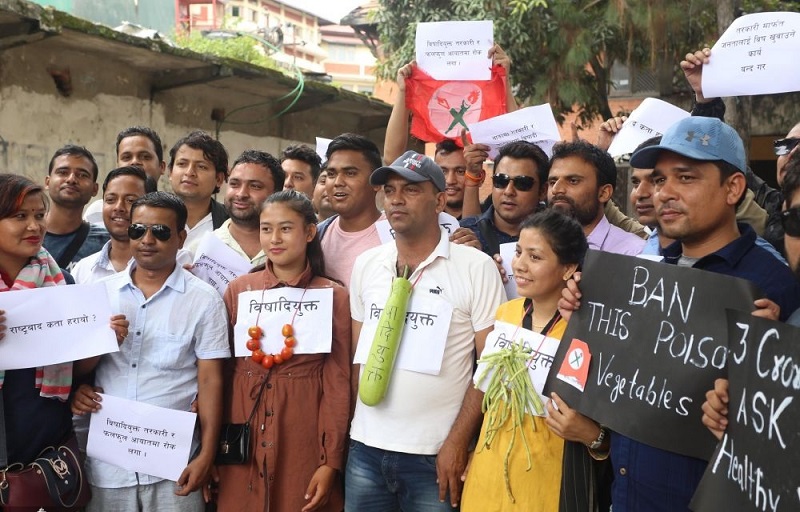 तरकारीको माला लगाएर विरोध प्रदर्शन