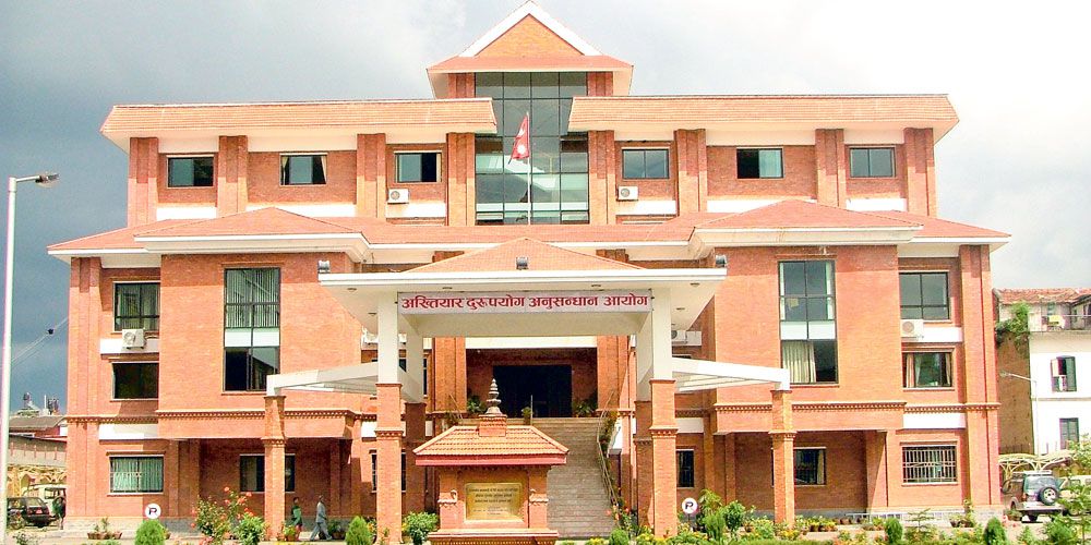 उच्च अदालतका नासु ३ लाख घुससहित पक्राउ