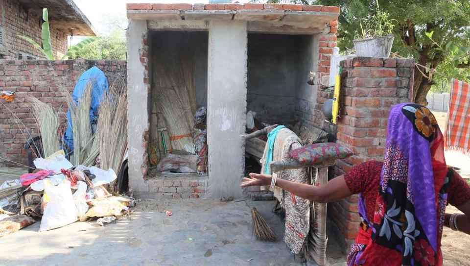 अंशमा शौचालय, भित्र पस्ने मुस्किल हुने ठाँउमा बस्ने र खाने चाहिँ कसरी ?
