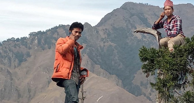 जहाँ फोन गर्न रुखमा चढ्नु पर्छ !