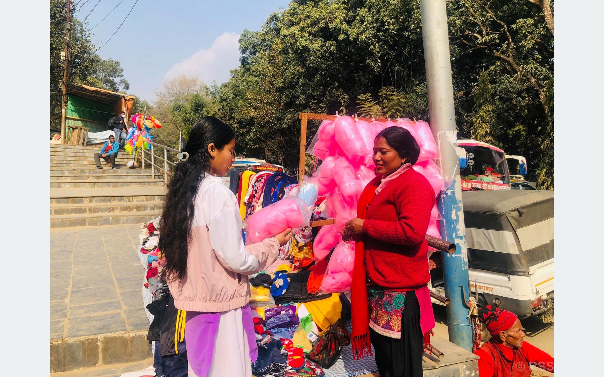 संघर्षले नथाकेकी अस्मिता, बालुवा चाल्नेदेखि कटन क्यान्डी उत्पादन गर्नेसम्म