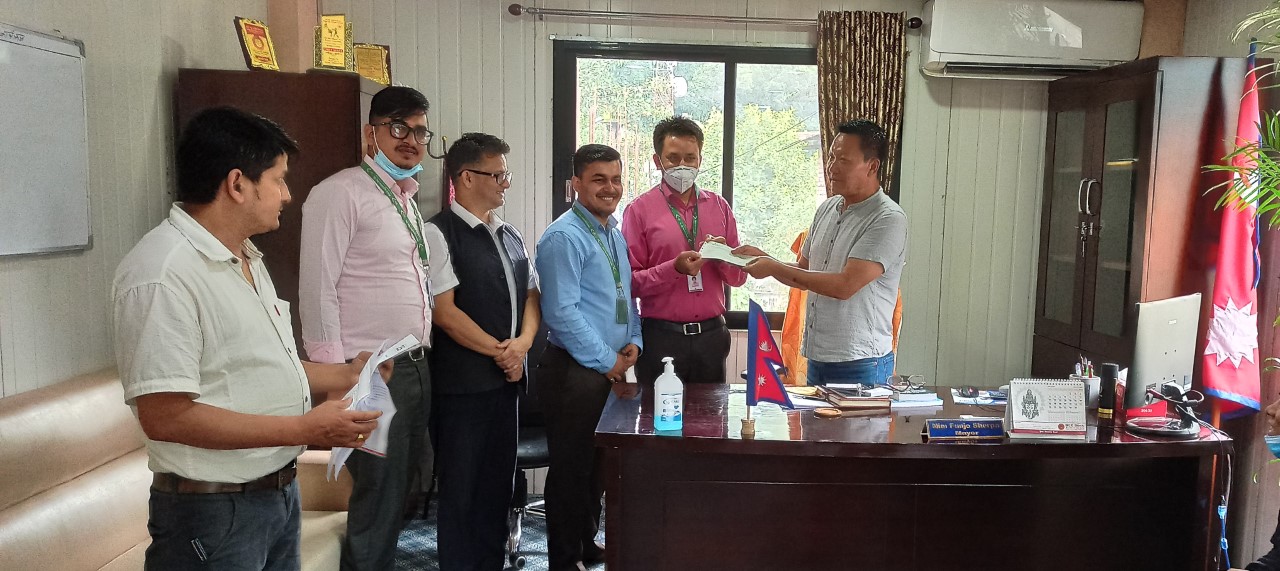 नेपाल बङ्गलादेश बैंकको बाह्रविसे शाखाद्धारा बाढी तथा पहिरो पीडितलाई राहत