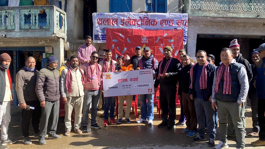 ‘हरेक हप्ता सुपरस्टार सिजनकै मेगास्टार’का विजेता थापालाई पुरस्कार रकम प्रदान