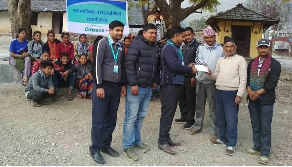 सिटिजन्स बैंकद्वारा विद्यालयलाई एक लाख सहयोग