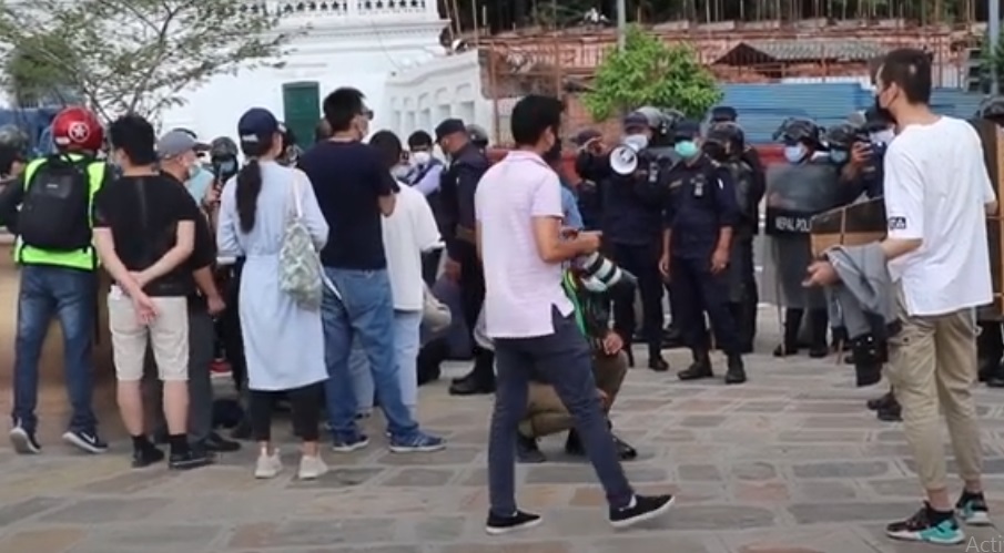 चिनियाँ नागरिकको सिंहदरबार गेटमा धर्ना, झडपमा प्रहरी सहित तीन जना घाइते