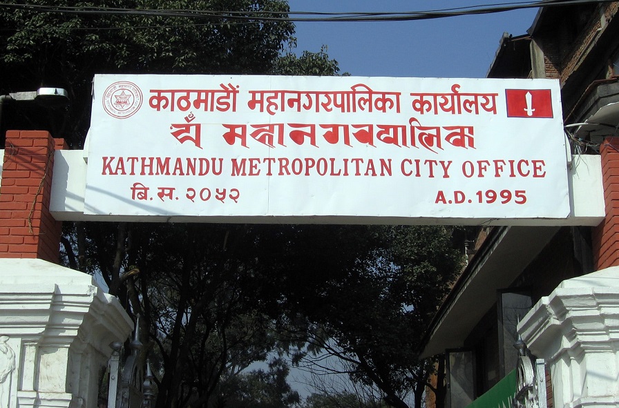 कामनपाभित्र गाडी चलाउने २ हजार ड्राइभरलाई तालिम दिँदै