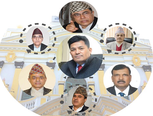डेपुटी गभर्नर श्रेष्ठतिर एक औंला ठड्याउँदा, अरु औंलाले कता देखाउँदै छ ?