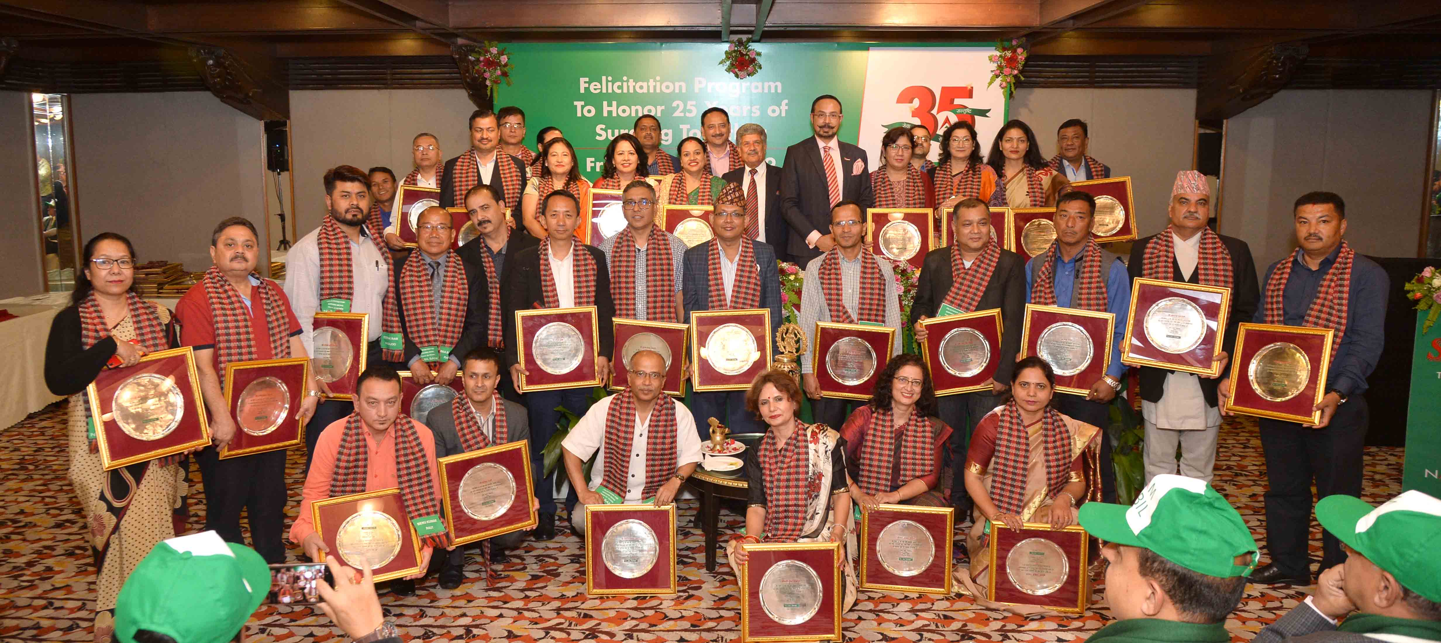 नबिल बैंकद्वारा २५ वर्ष बढी सेवा गरेका कर्मचारी सम्मानित