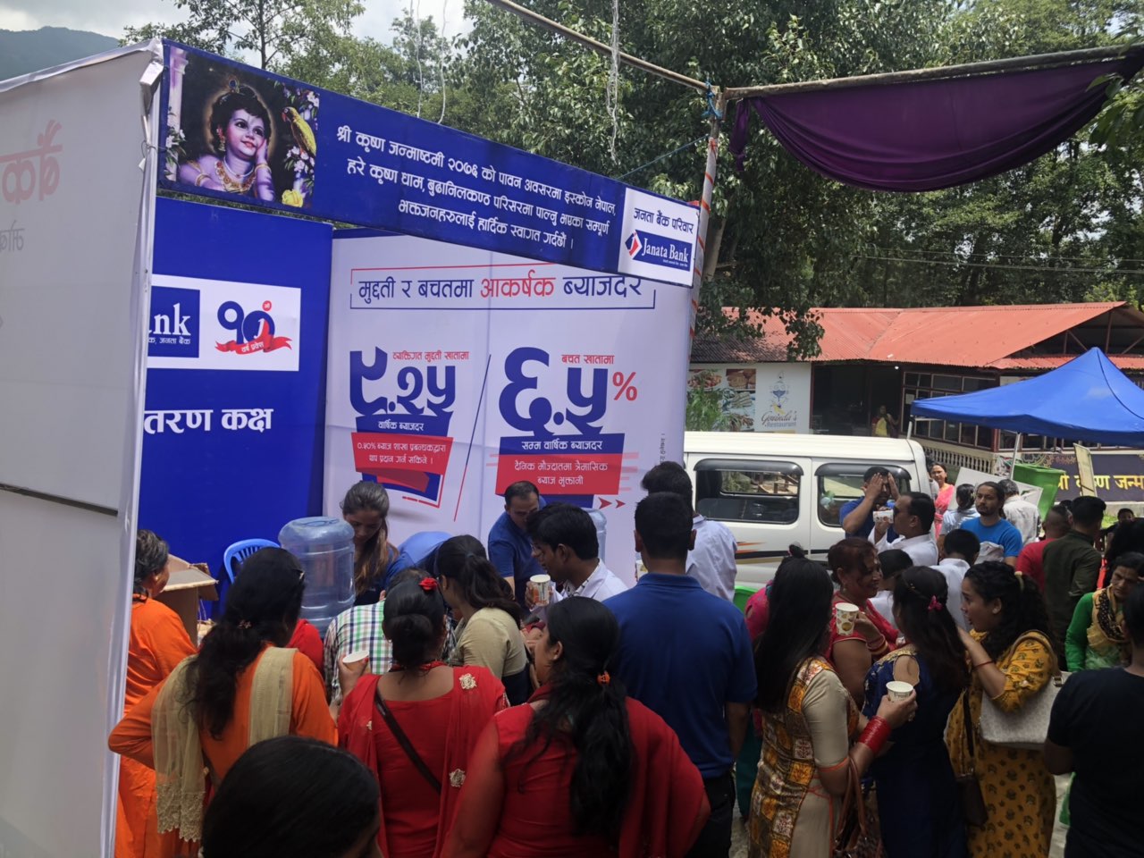 पाटन कृष्ण मन्दिर र हरेकृष्ण धाममा निःशुल्क पानी/ग्लुकोज वितरण