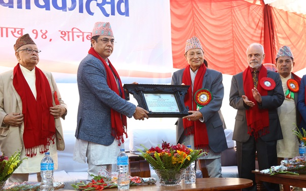 शनिवार आयोजित नेपाल राष्ट्र बैंकको ६४ औं वार्षिकोत्सव कार्यक्रमको अवसरमा पूर्व गर्भनर सत्येन्द्रप्यारा श्रेष्ठलाई सम्मान गर्दै राष्ट्रबैकका गर्भनर डा. चिरन्जीवी नेपाल । तस्वीर: रासस                
