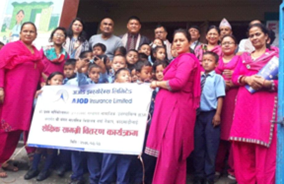 अजोड इन्स्योरेन्सद्धारा बिद्यार्थीलाई शैक्षिक सामाग्री वितरण