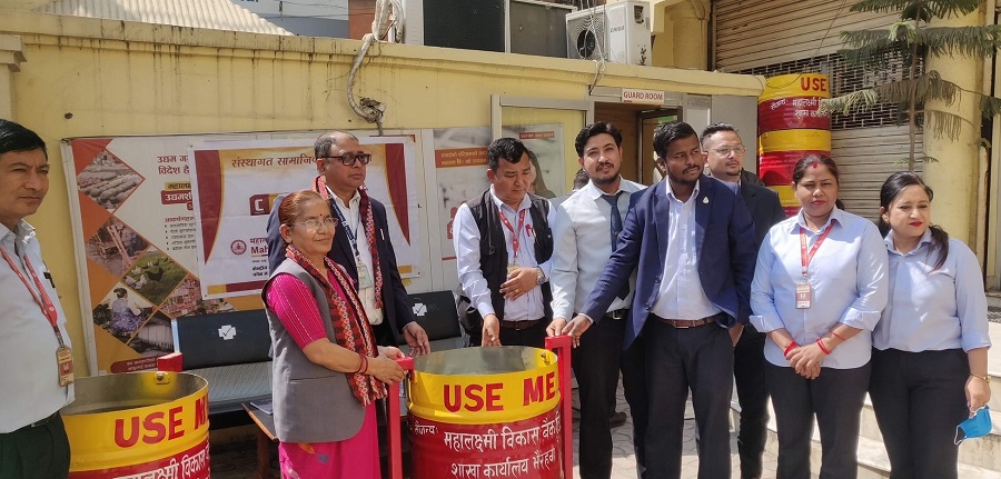 महालक्ष्मी विकास बैंकद्वारा  सिद्धार्थनगर नगरपालिकालाई डस्टविन हस्तान्तरण