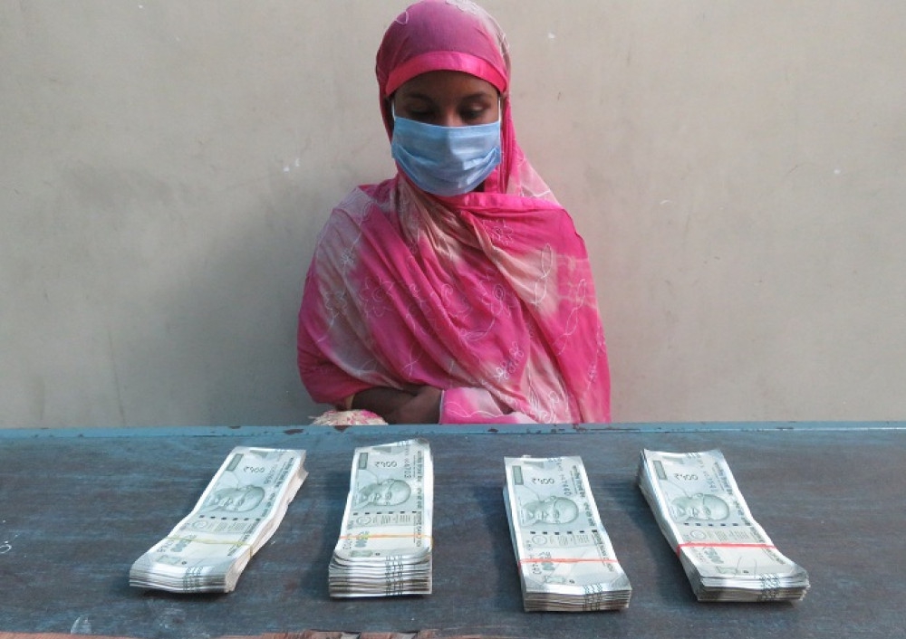 दुई लाख भारुसहित महिला पक्राउ