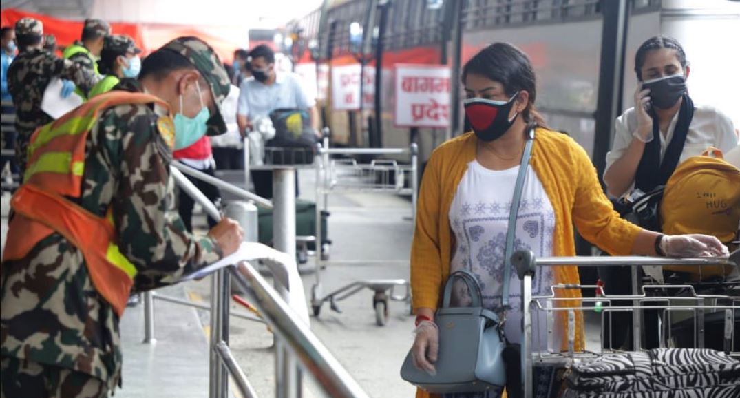 खाडीका दुई मुलुकबाट आए ३ सय १० नेपाली, ३ जनाको शव पनि ल्याइयो