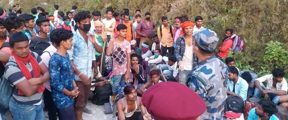 निर्माणाधिन सिमेन्ट उद्योगका ४ सय मजदुर बाहिर निस्केपछि प्रहरीलाई थाम्न हम्मे