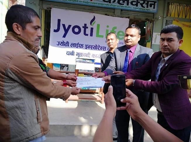 बीमितको घरमै गइ ज्योति लाइफले गर्यो बीमा दाबी भुक्तानी
