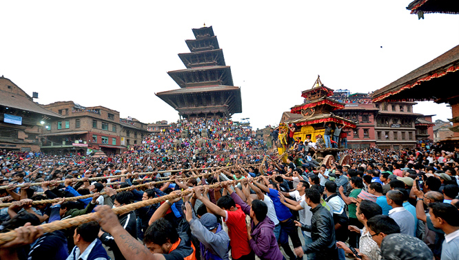बिस्केट जात्रा शुरु, पहिलो दिनमै ढुङ्गा हानाहान