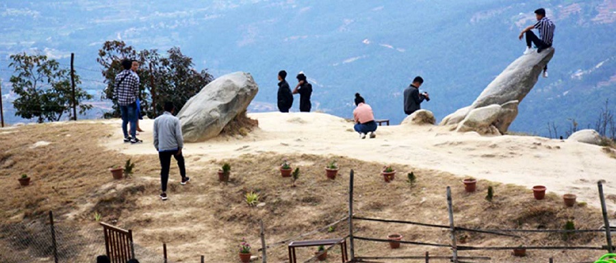 देवीस्थानमा पर्यटकः चुच्चे ढुङ्गामा सेल्फीदेखि घोडचडी र पिङको मज्जा लिन पाइने