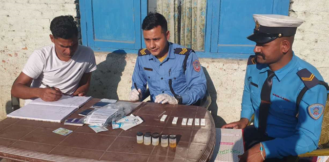 भाडाको माइक्रो बस चलाउने दुई जना चालकसहित ६ जना नियन्त्रणमा