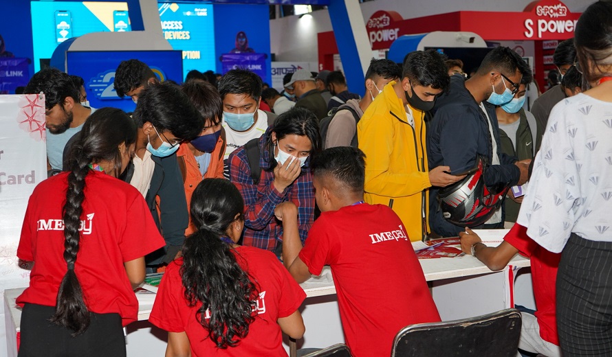 खराब मौसममा पनि क्यान इन्फोटेकमा अवलोकनकर्ताको आकर्षण बढ्दो