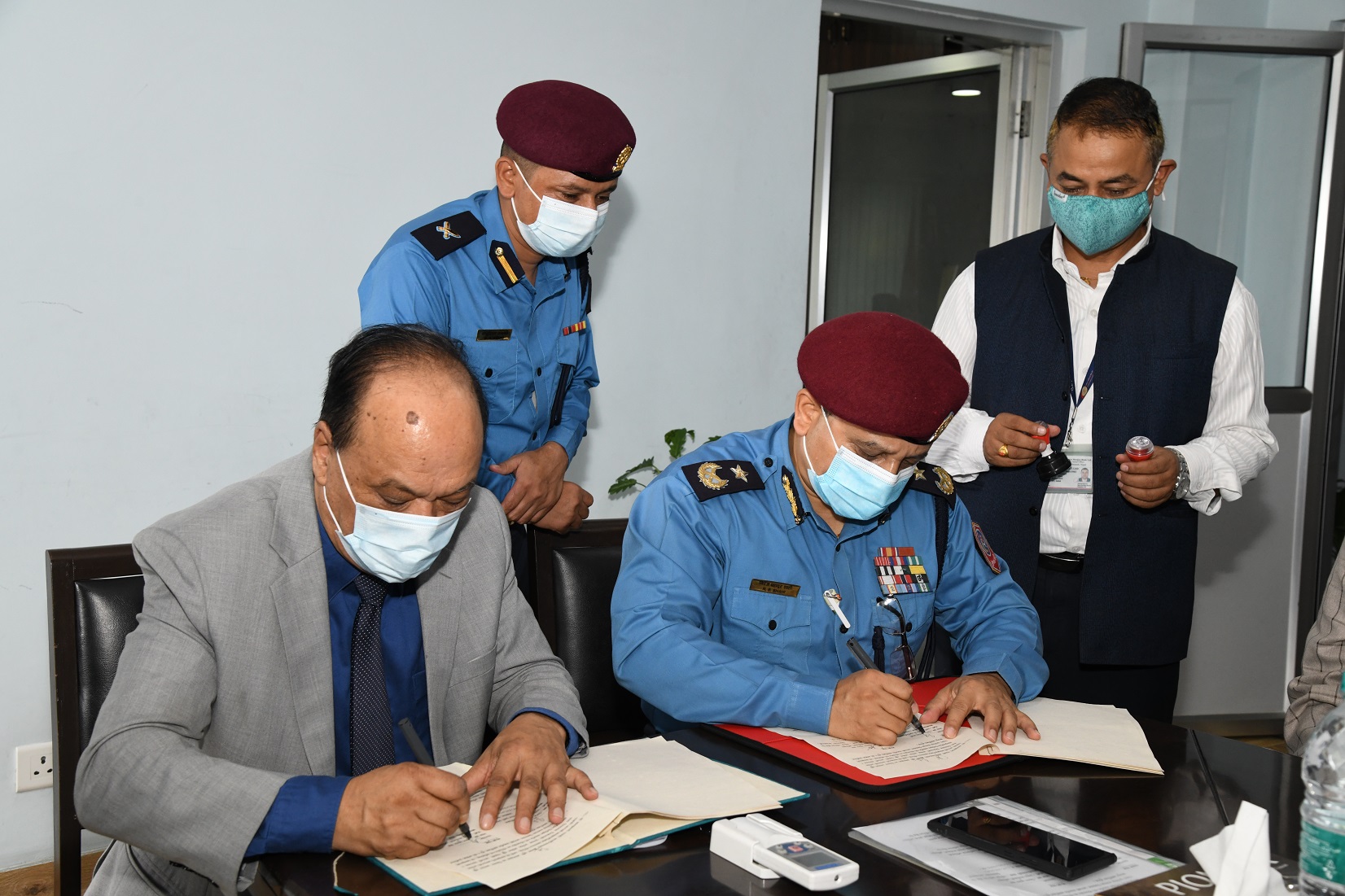 राष्ट्रिय वाणिज्य बैंकले नेपाल प्रहरीलाई बिना धितो पेशाकर्मी सरल कर्जा दिने