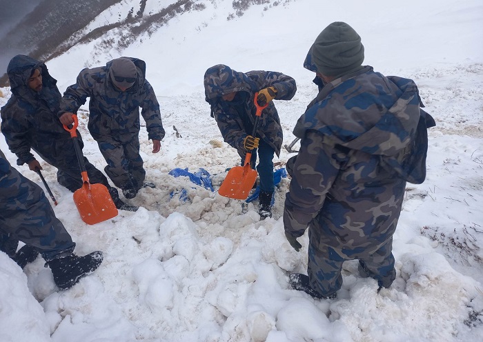 दार्चुला हिमपहिरो अपडेटः भारतीय सडक प्रयोग गरी शव खलङ्गा ल्याइँदै, दुई जना अझै बेपत्ता